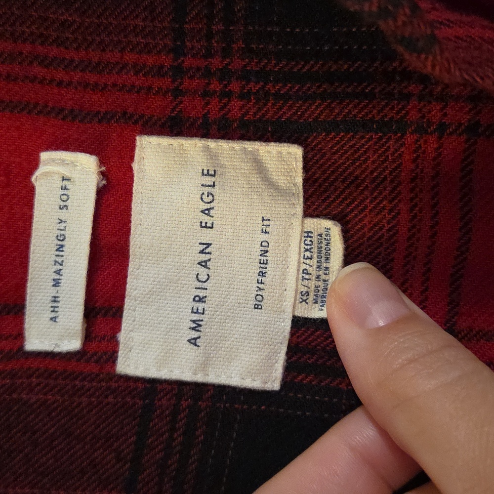 American Eagle Red and Black Plaid Shirt 💓4/$25 - Picture 2 of 3